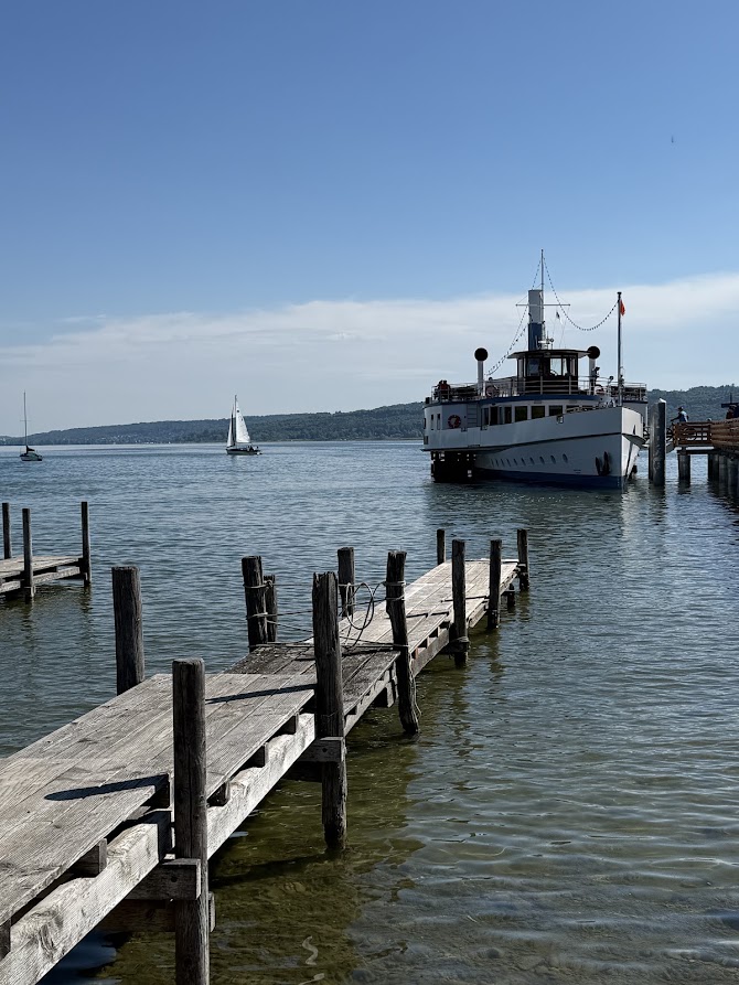 Ammersee — Steg mit Raddampfer und Segelboot