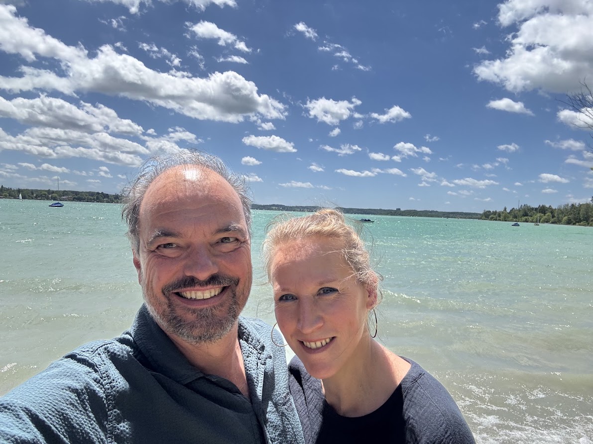 Sabine und Stefano Rost am See im 5-Seen-Land
