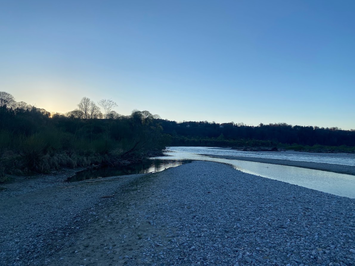 Kiesbank an der Isar im Morgenlicht