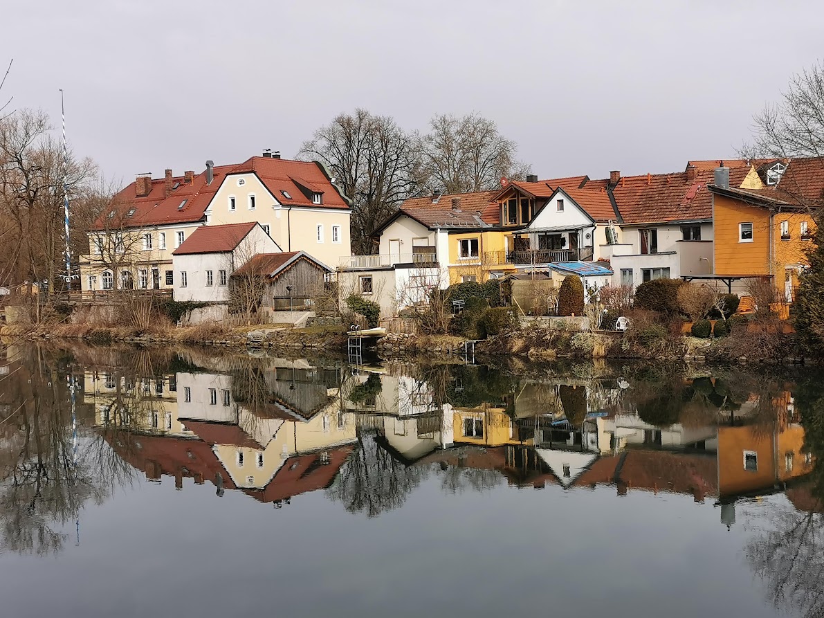 Häuser direkt am Wasser in Wolfratshausen